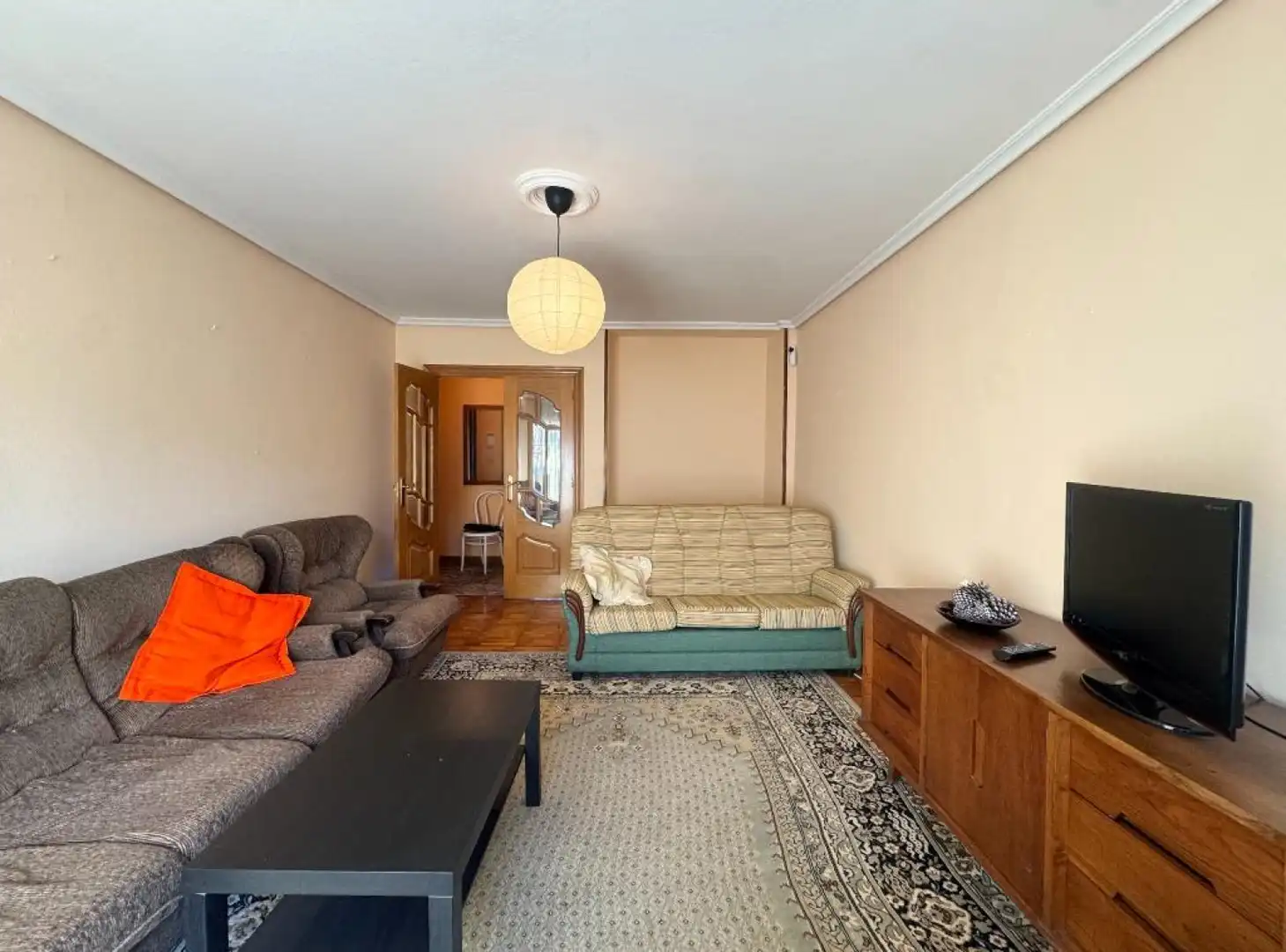 Sala d'estar de Pis en venda en Los Corrales de Buelna  amb Calefacció, Parquet i Terrassa