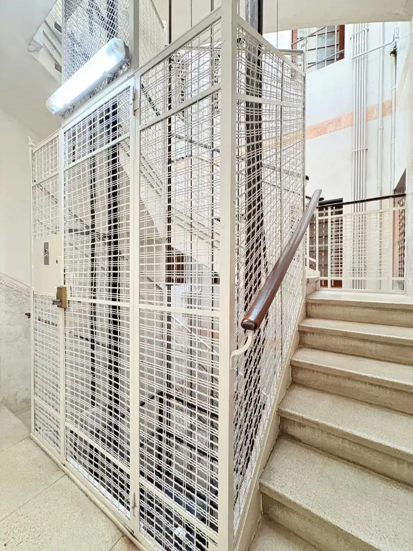 Exterior view of Flat for sale in Barcelona  with Heating, Parquet flooring and Oven