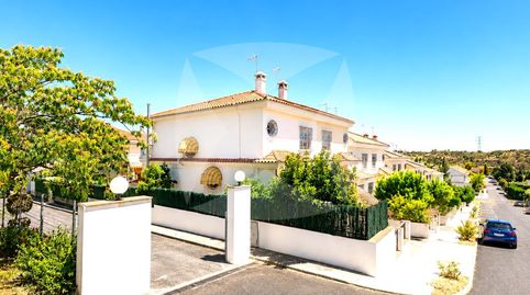 CHALET ADOSADO DE 238M2 EN VENTA CON PISCINA EN LAS VAGUADAS