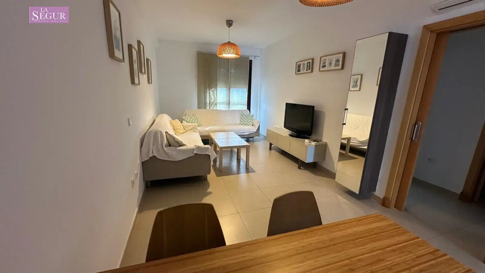 Wohnzimmer von Wohnung zum Verkauf in Conil de la Frontera mit Klimaanlage, Privatgarten und Abstellraum