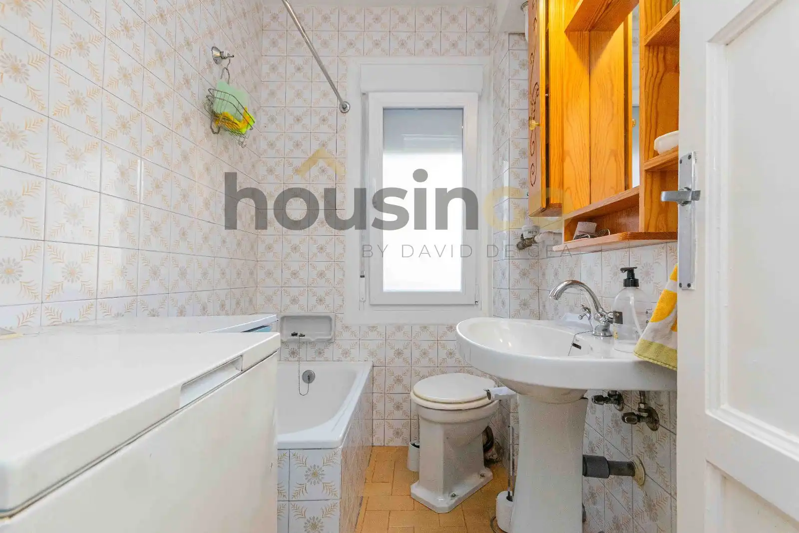 Bathroom of Flat for sale in Madrid  with Heating, Terrace and Storage room