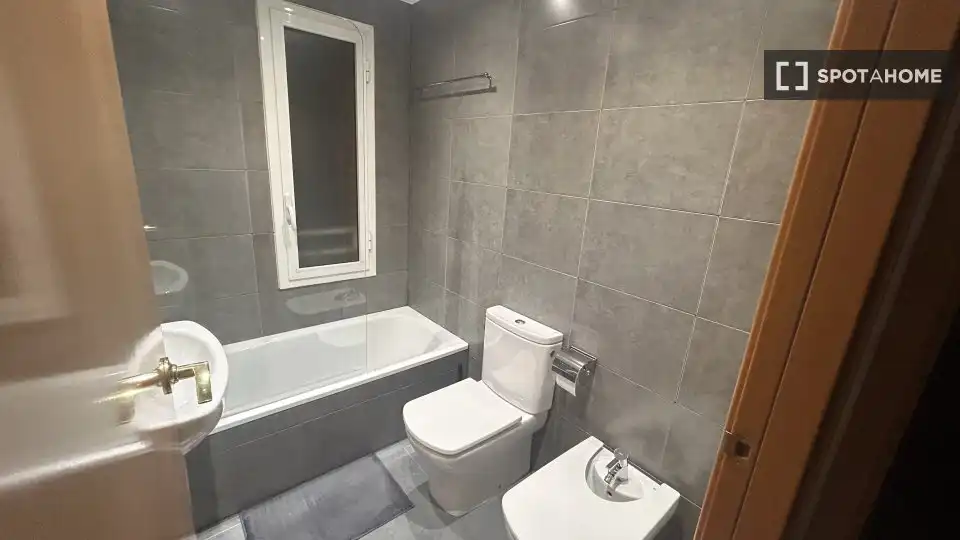Badezimmer von Wohnung zur untervermieten in Sant Adrià de Besòs mit Klimaanlage, Terrasse und Möbliert