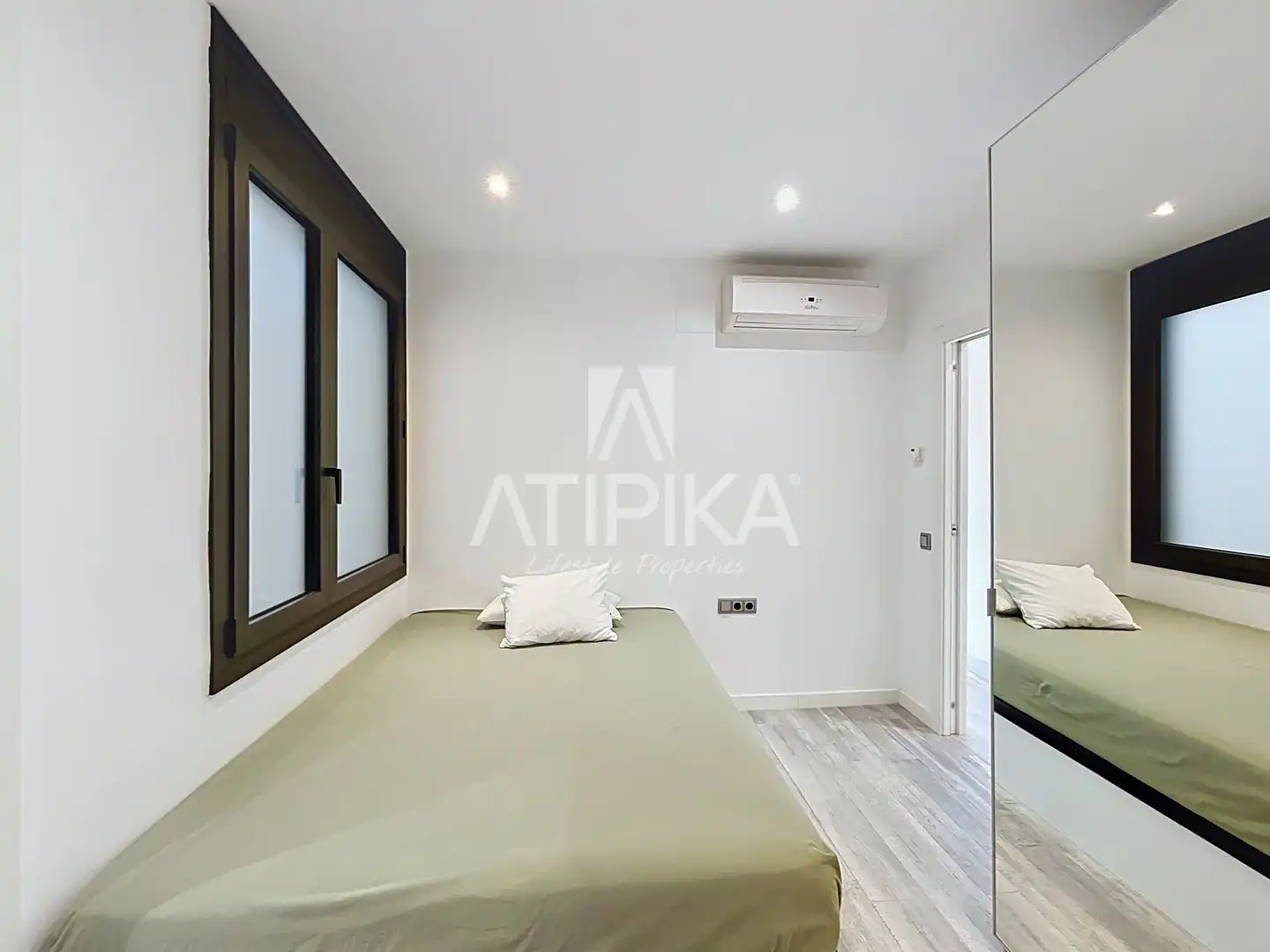 Schlafzimmer von Dachboden zur Miete in Barcelona mit Klimaanlage, Heizung und Parkett