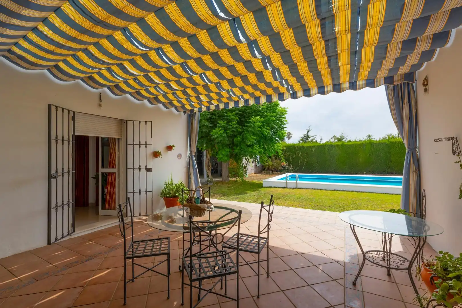 Terrassa de Casa o xalet en venda en Sanlúcar la Mayor amb Jardí privat, Traster i Piscina
