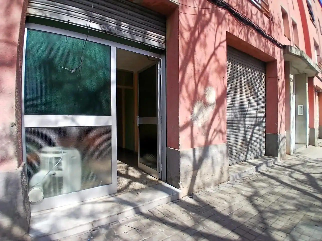 Vista exterior de Local en venta en Sabadell