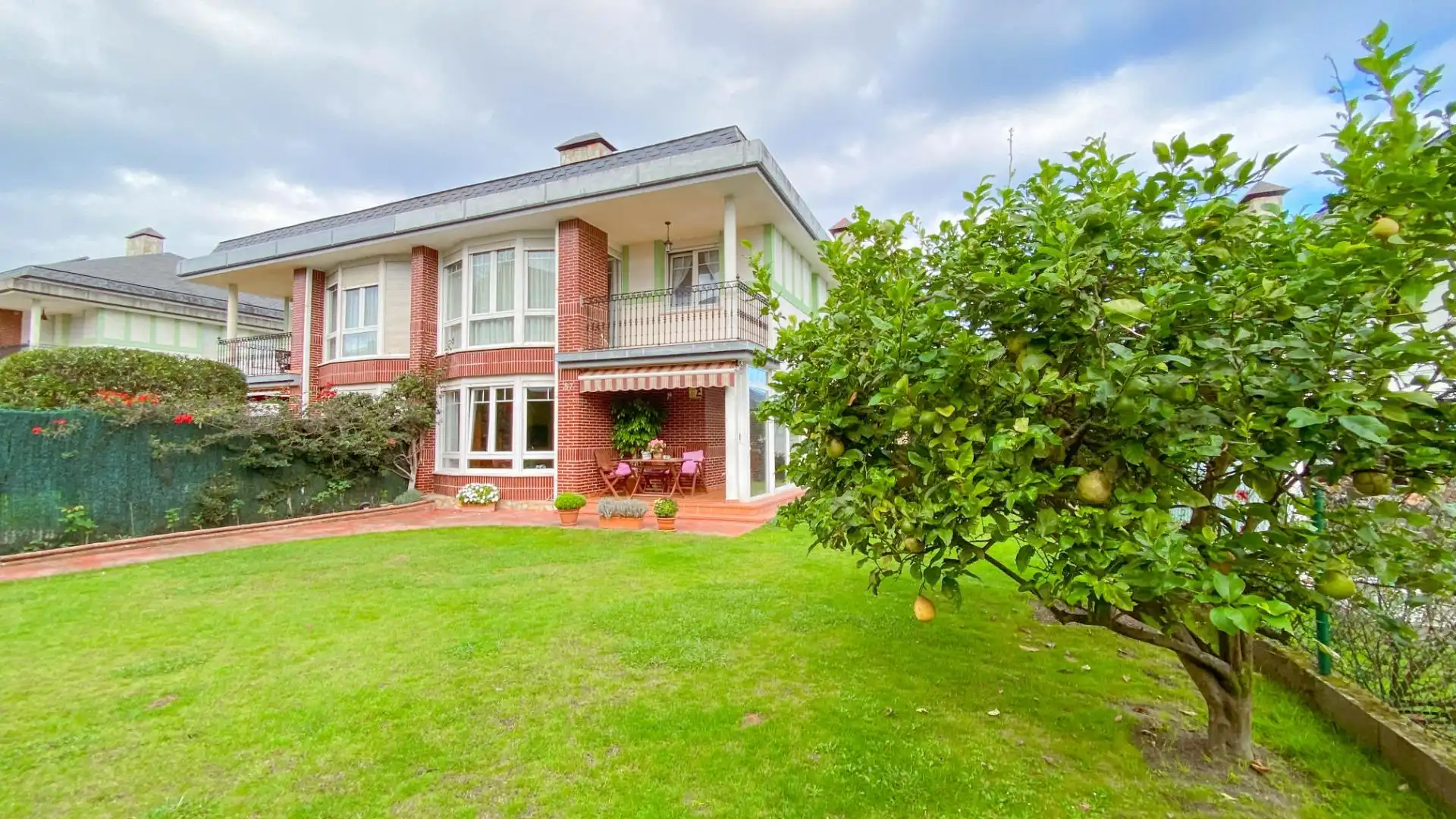 Außenansicht von Einfamilien-Reihenhaus zum Verkauf in Santa Cruz de Bezana mit Heizung, Privatgarten und Abstellraum