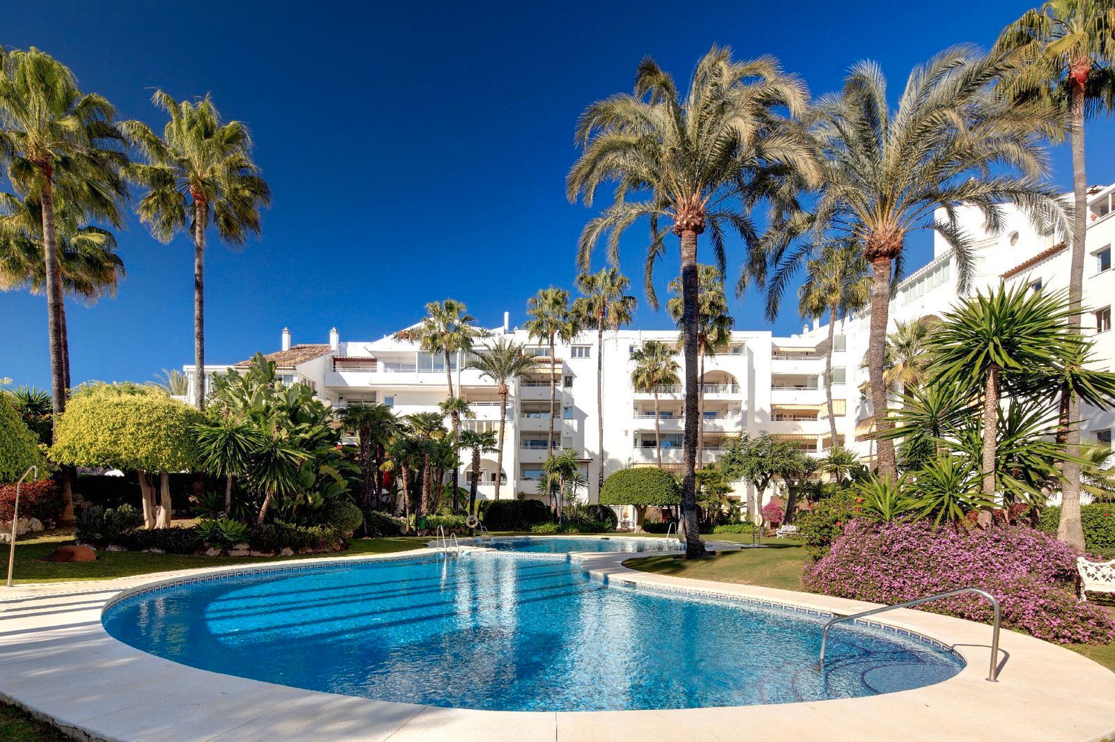 Vista exterior de Pis de lloguer en Estepona amb Aire condicionat, Terrassa i Moblat