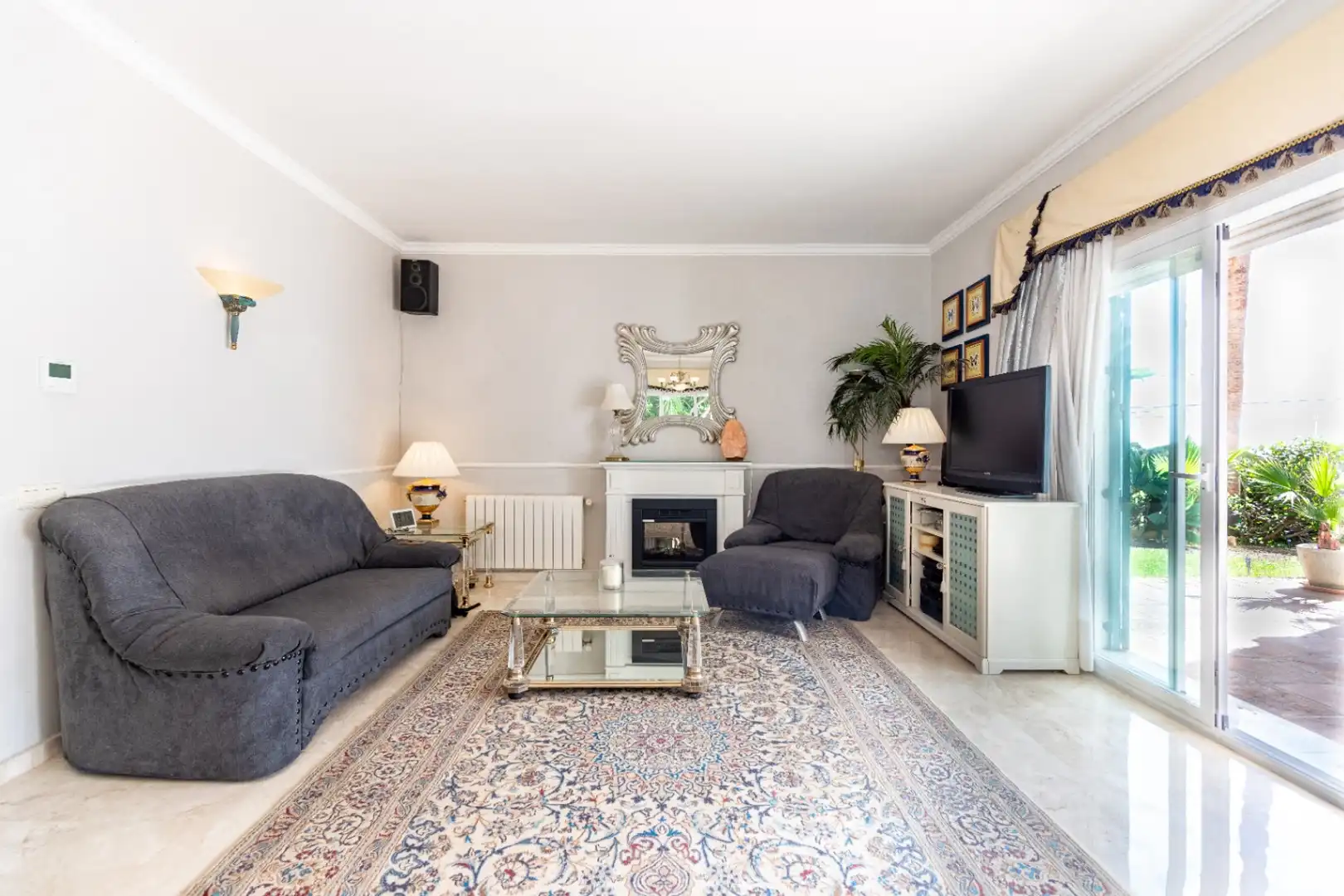 Sala d'estar de Casa o xalet en venda en Marbella amb Aire condicionat, Calefacció i Jardí privat