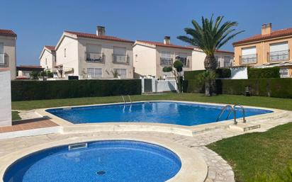 Piscina de Casa adosada en venda en Mont-roig del Camp amb Aire condicionat, Terrassa i Piscina comunitària