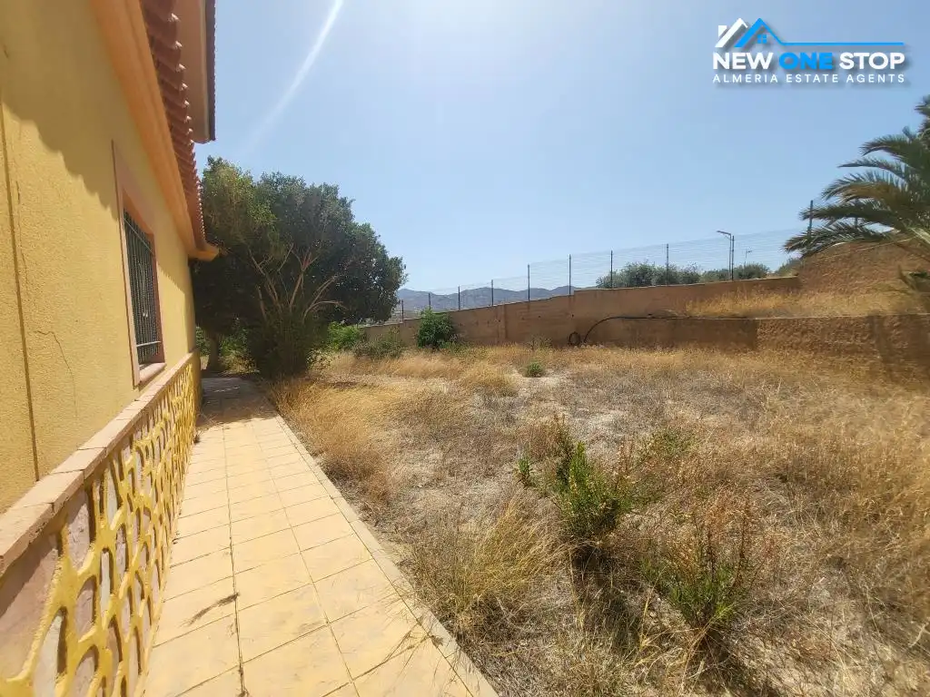 Casa adosada en venda en Cuevas del Almanzora amb Aire condicionat, Calefacció i Jardí privat