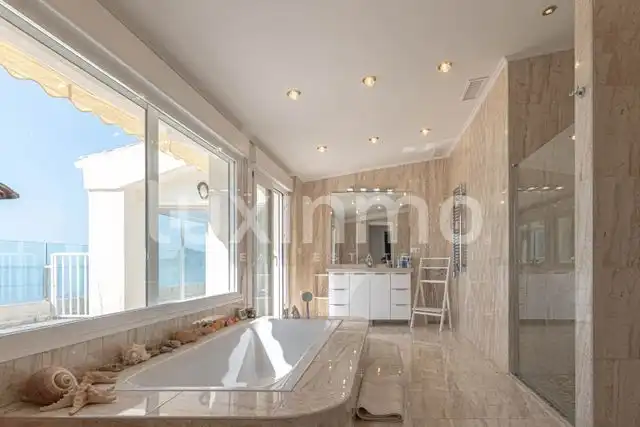Badezimmer von Dachboden zum Verkauf in Altea mit Klimaanlage, Heizung und Privatgarten