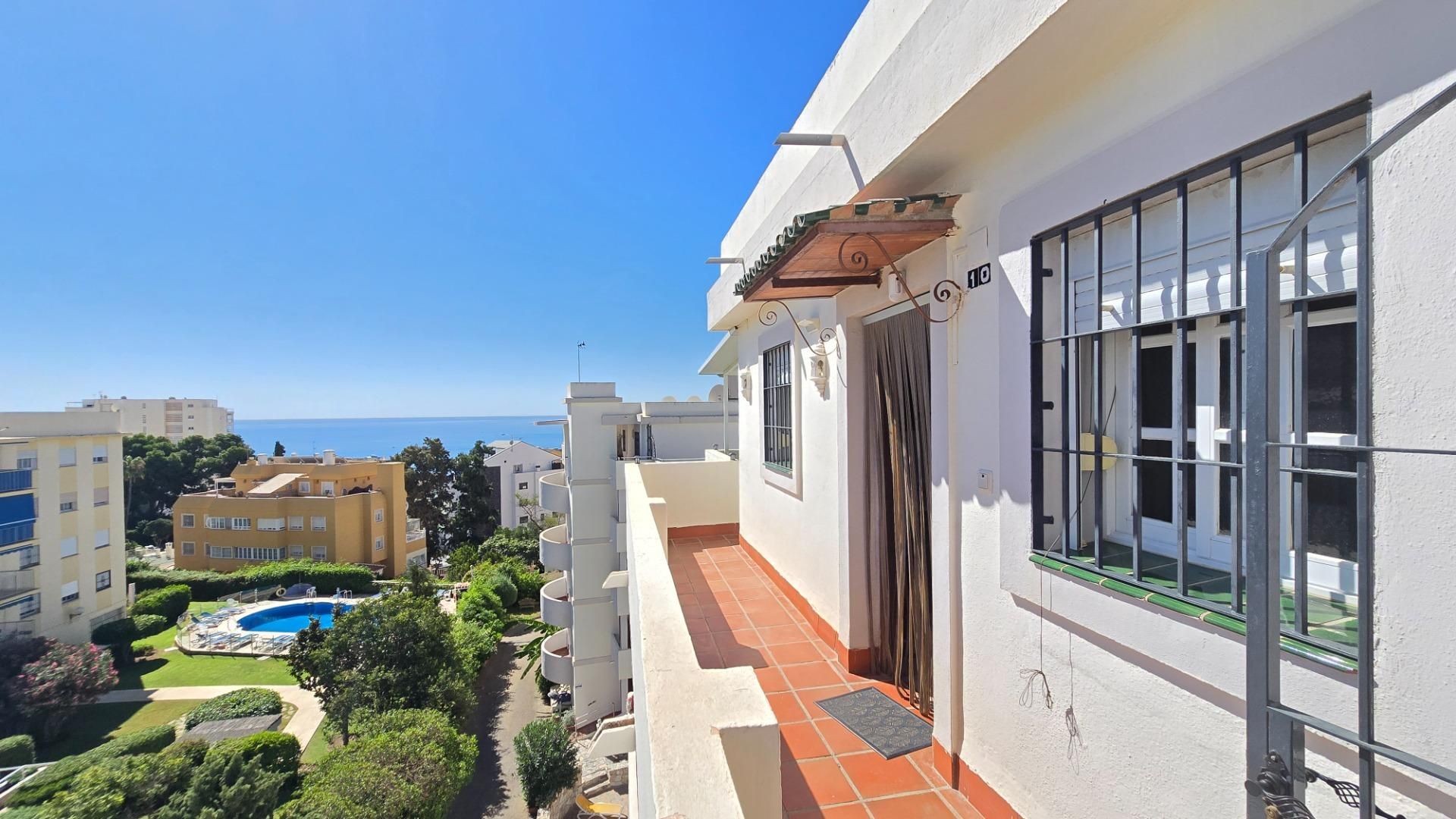 Vista exterior de Ático en venta en Benalmádena con Aire acondicionado, Jardín privado y Terraza