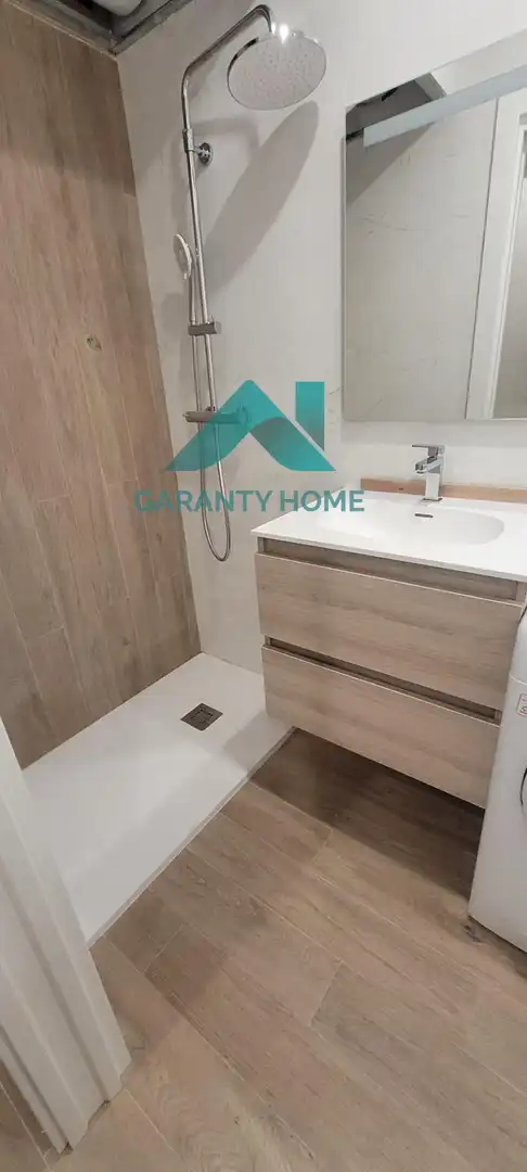 Baño de Estudio de alquiler en Cáceres con Aire acondicionado, Calefacción y Amueblado