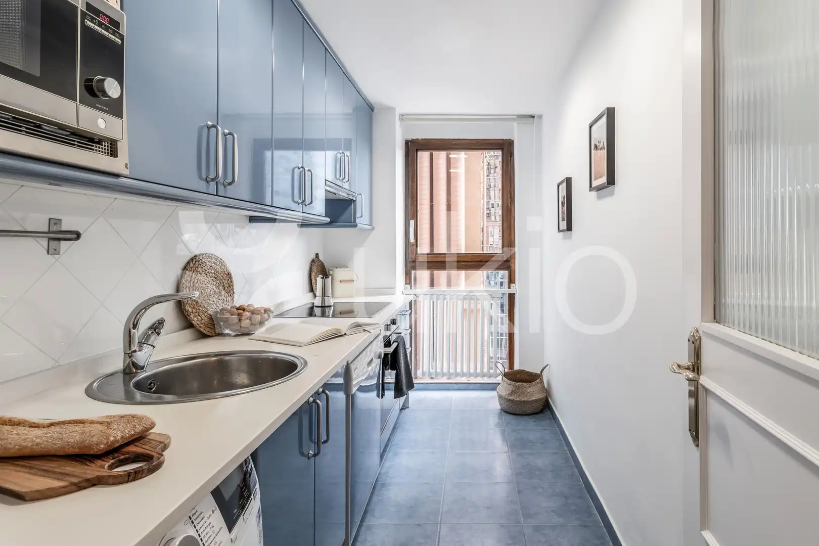Cuina de Apartament de lloguer en Madrid amb Aire condicionat, Calefacció i Moblat
