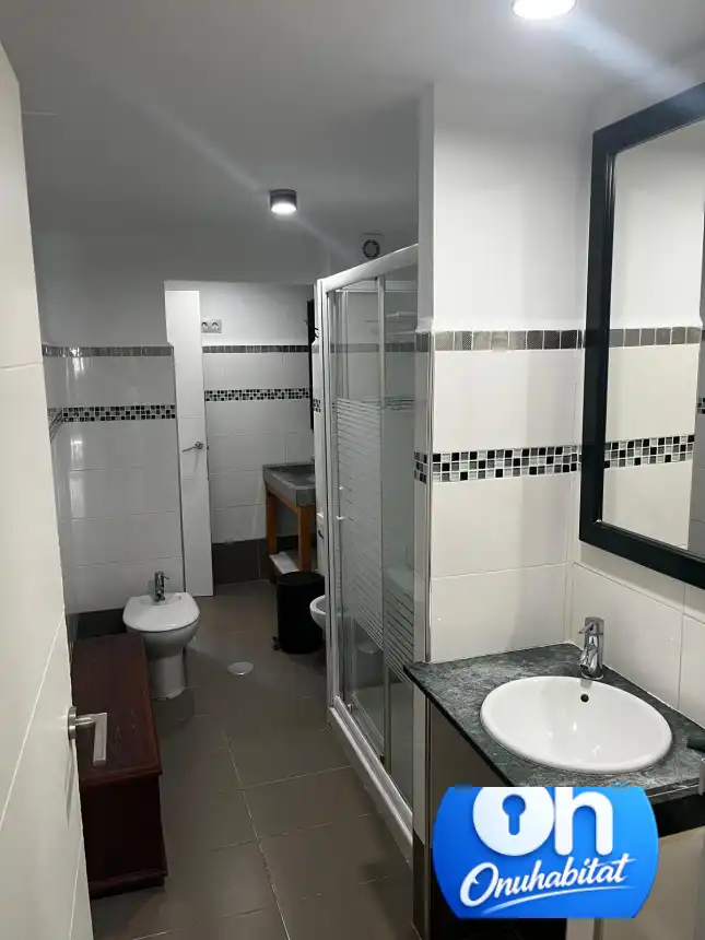 Bany de Pis de lloguer en Nerva amb Moblat i Balcó