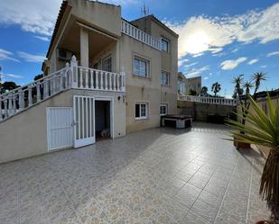 Vista exterior de Casa o xalet en venda en Orihuela amb Aire condicionat, Terrassa i Piscina