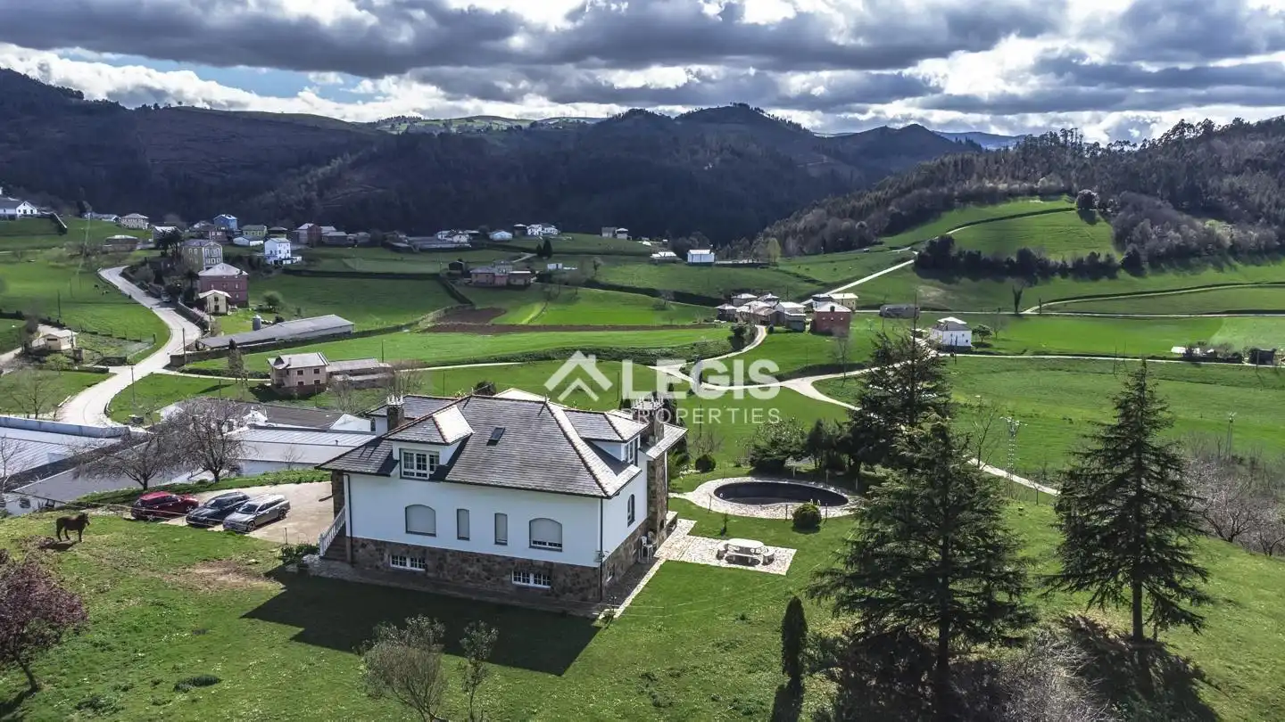 Vista exterior de Casa o xalet en venda en Valdés - Luarca amb Calefacció, Jardí privat i Terrassa