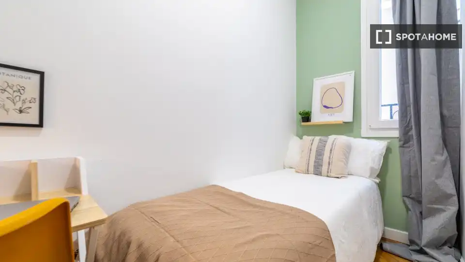 Bedroom of Flat for share in Madrid  with Air Conditioner, Terrace and Furnished