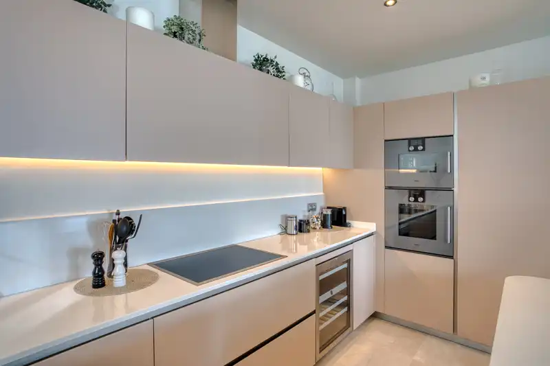 Cuina de Apartament en venda en Marbella amb Aire condicionat, Calefacció i Jardí privat