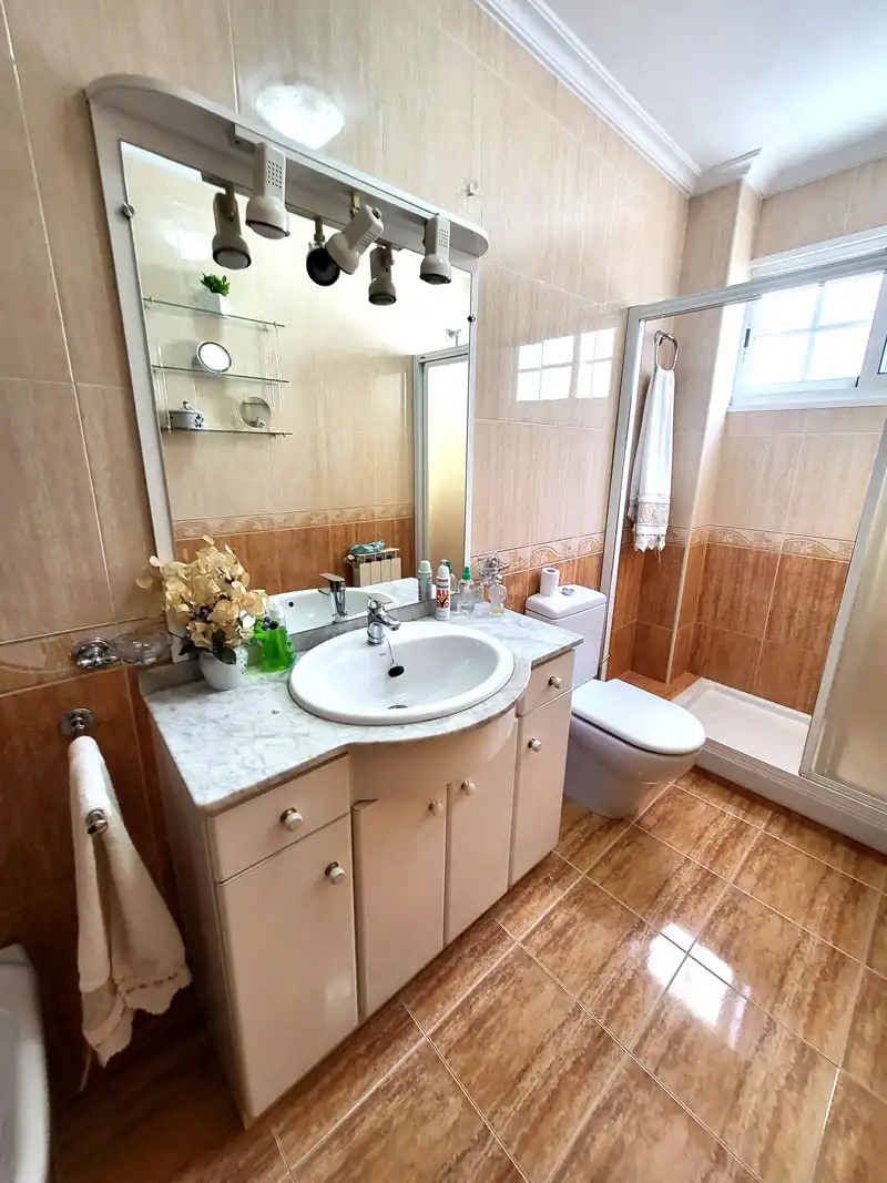 Bathroom of Flat for rent in Vigo   with Heating, Parquet flooring and Terrace