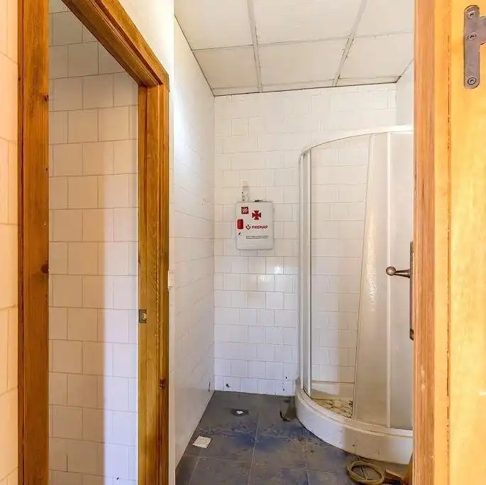Bany de Local en venda en Gordoncillo amb Parquet