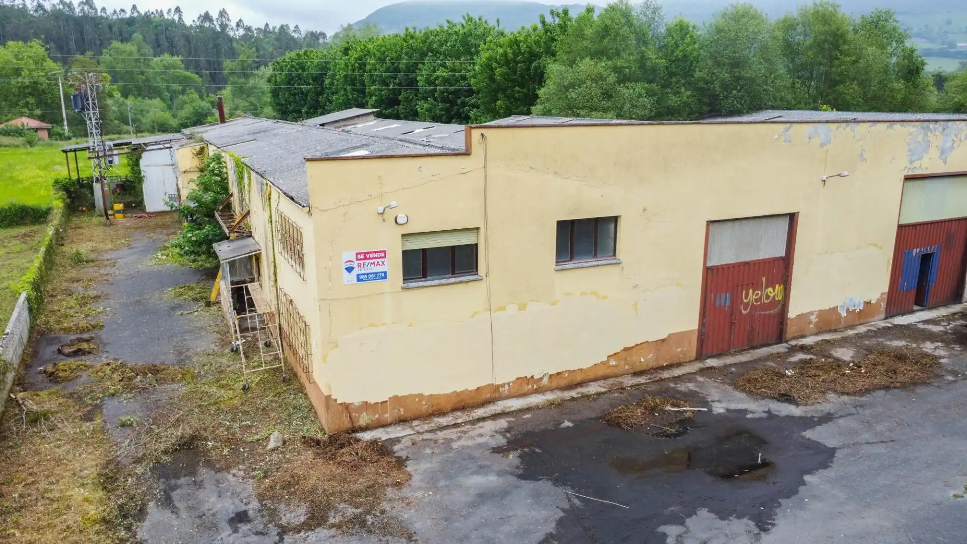 Vista exterior de Nave industrial en venta en Piloña