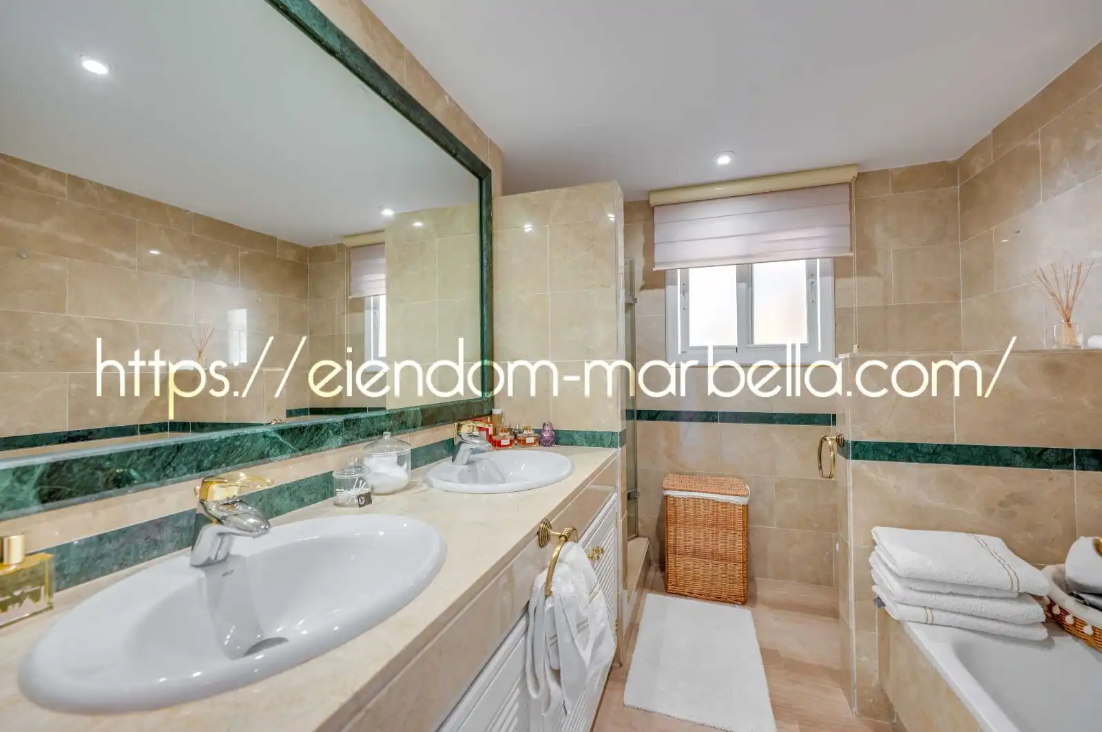 Baño de Apartamento en venta en Marbella con Aire acondicionado, Terraza y Amueblado
