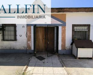 Vista exterior de Finca rústica en venda en Chiclana de la Frontera amb Jardí privat