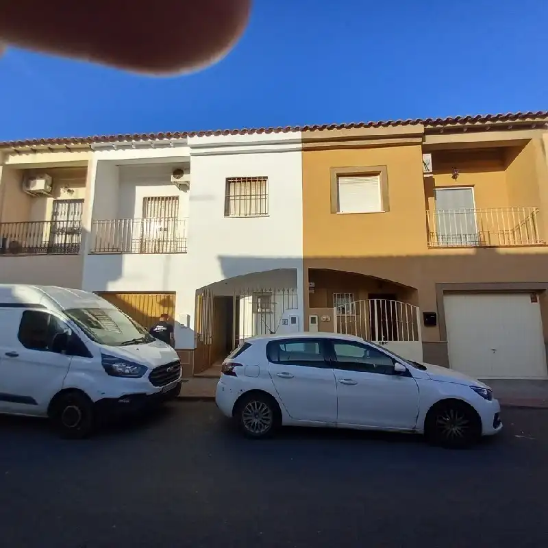 Vista exterior de Casa adosada en venda en Utrera