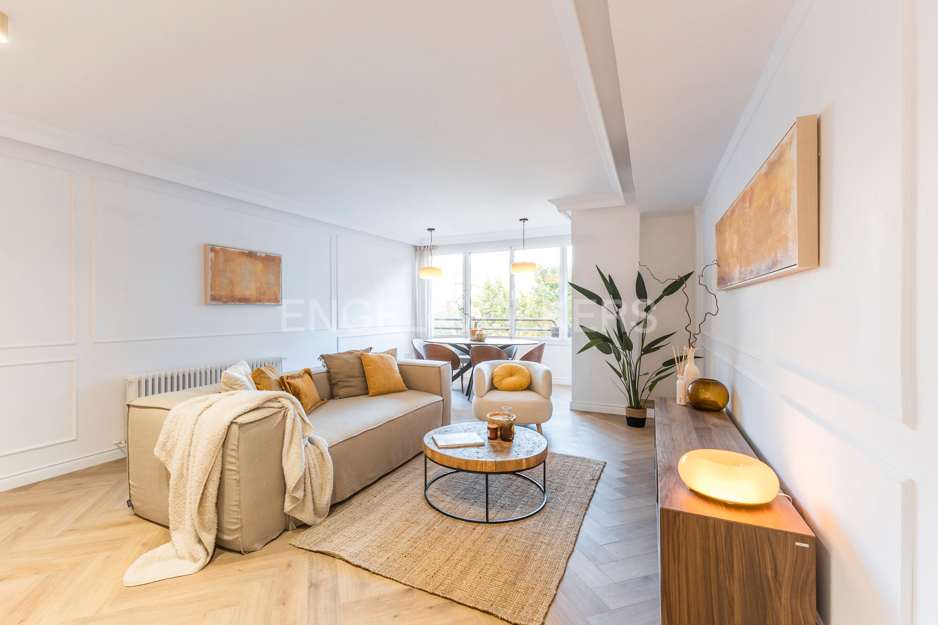 Sala d'estar de Apartament en venda en  Madrid Capital amb Aire condicionat, Calefacció i Parquet