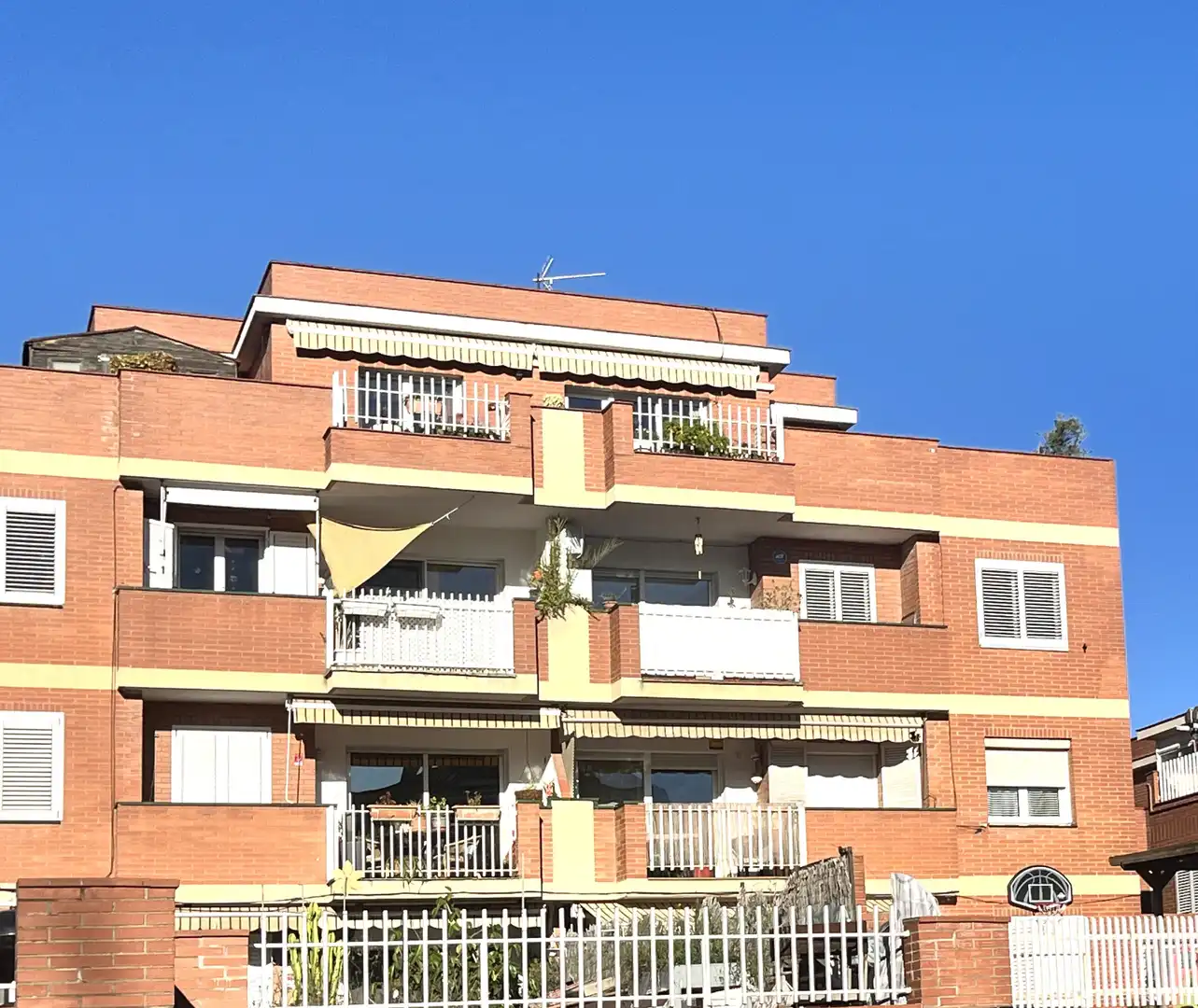 Vista exterior de Piso en venta en Santa Coloma de Cervelló con Calefacción, Parquet y Horno