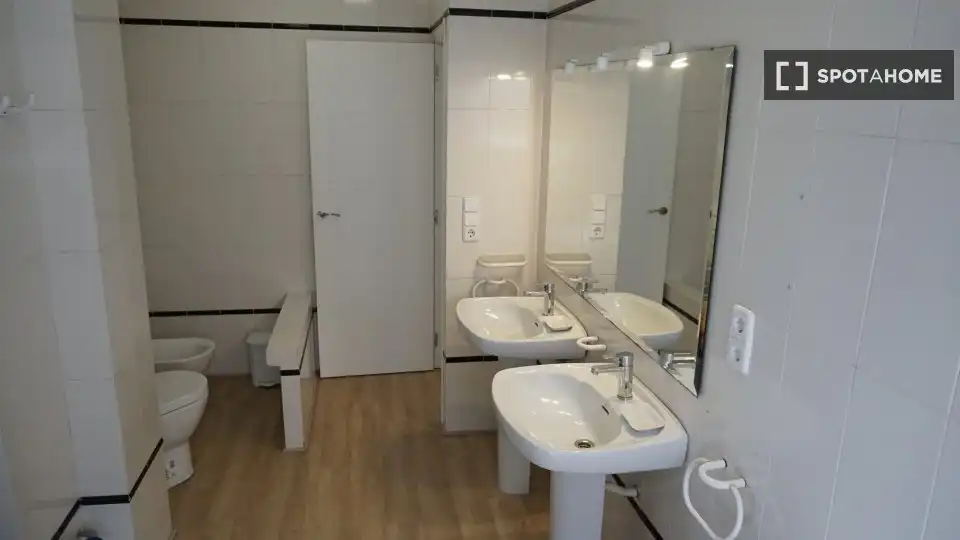 Baño de Piso de alquiler en Valencia con Aire acondicionado, Calefacción y Amueblado