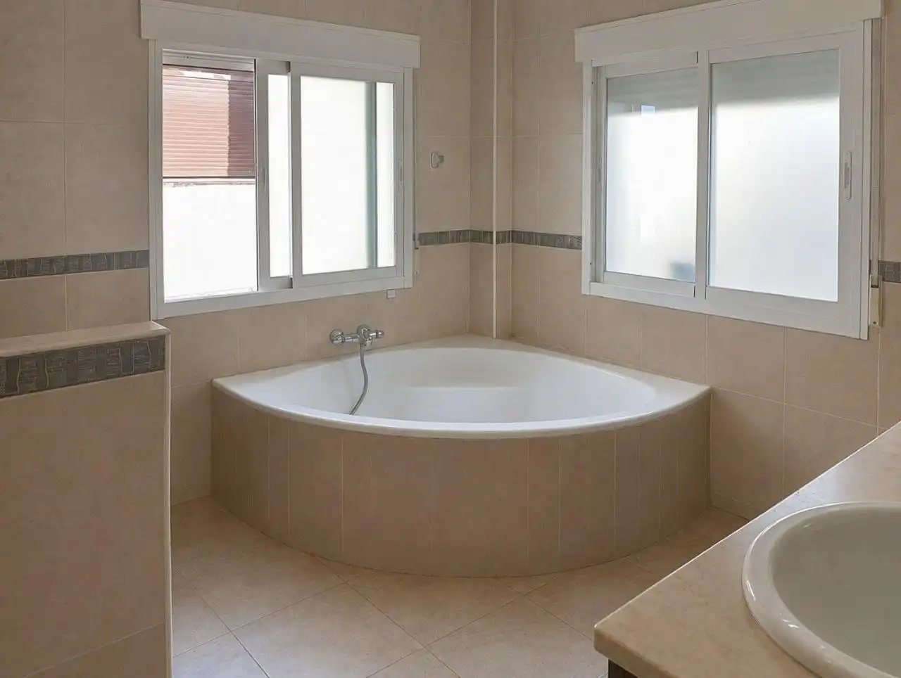 Badezimmer von Haus oder Chalet zum Verkauf in Dúrcal mit Privatgarten, Schwimmbad und Balkon