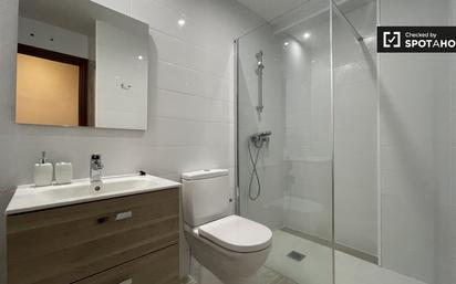 Bathroom of Flat to rent in  Madrid Capital  with Air Conditioner, Heating and Furnished