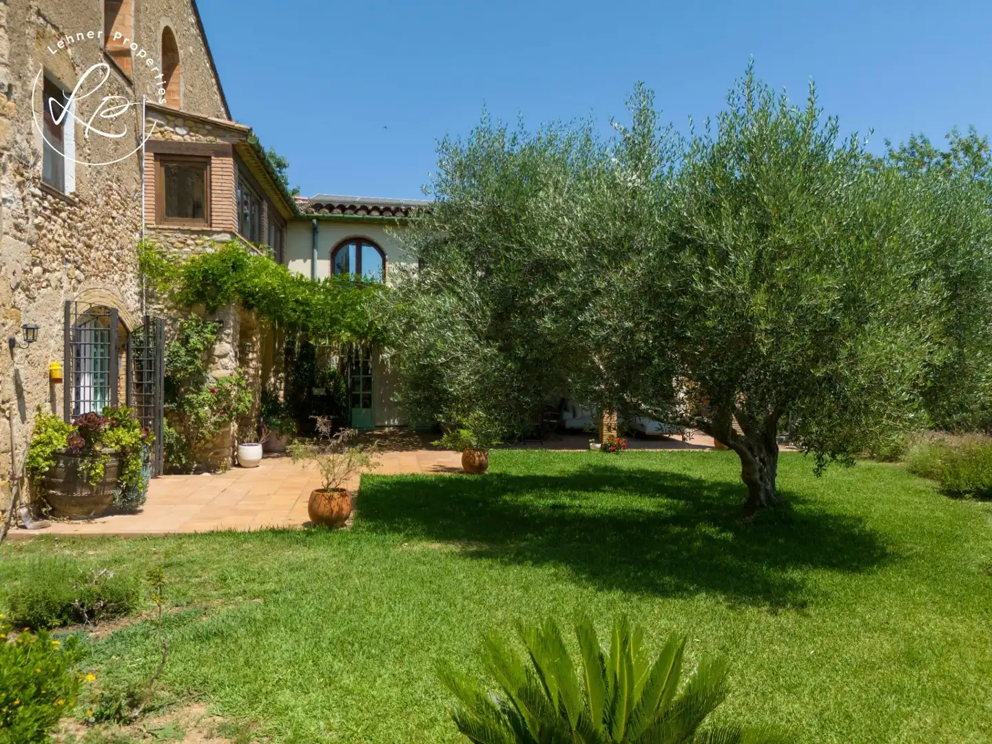 Jardí de Finca rústica en venda en Navata amb Aire condicionat, Calefacció i Jardí privat