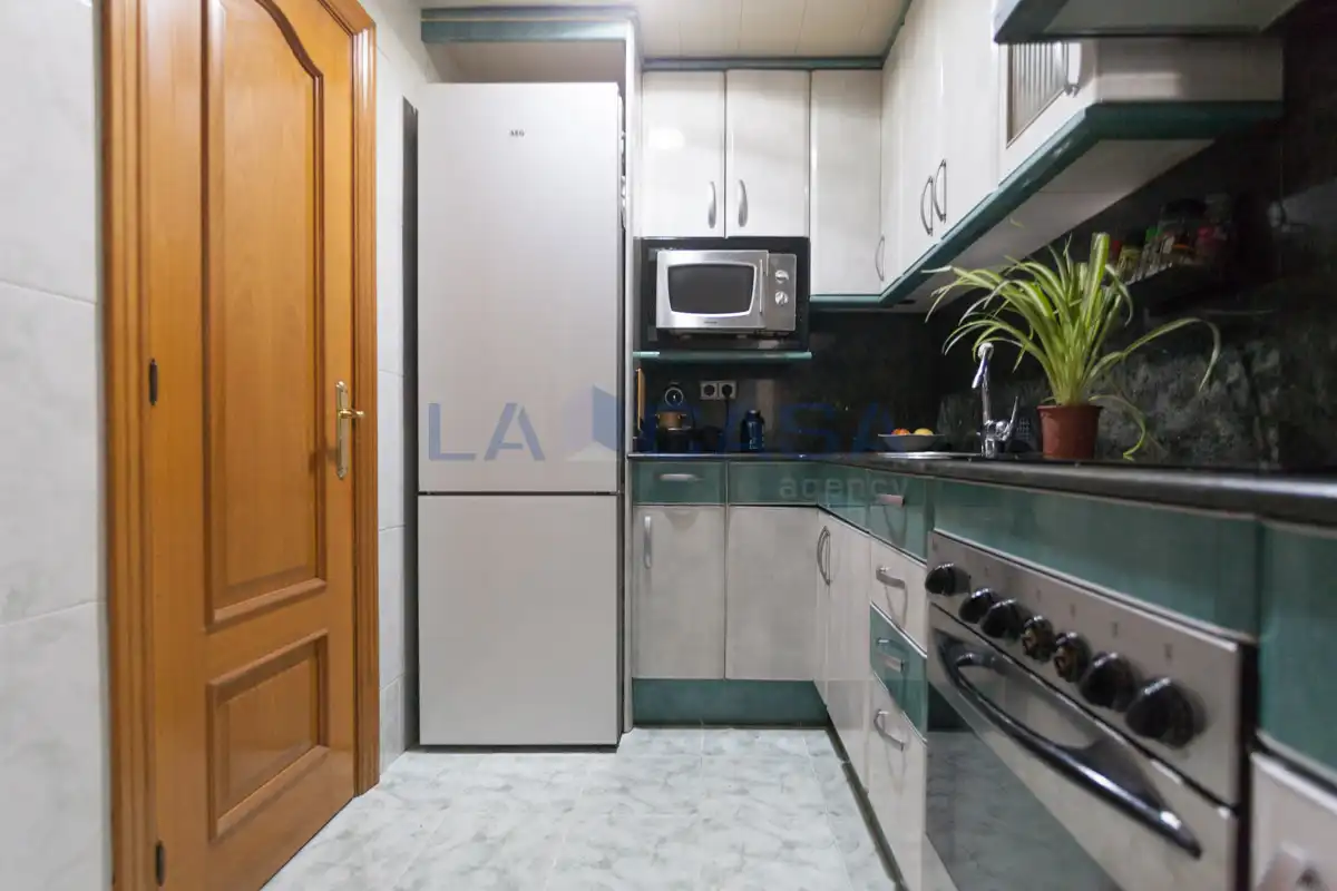 Cocina de Piso en venta en L'Hospitalet de Llobregat con Balcón