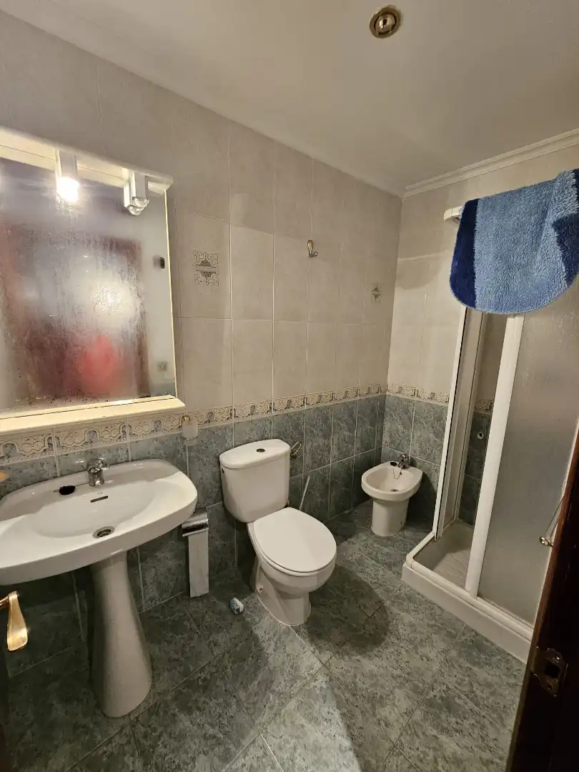 Badezimmer von Einfamilien-Reihenhaus zum Verkauf in Ledrada mit Möbliert