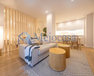 Sala d'estar de Apartament en venda en  Madrid Capital amb Aire condicionat, Calefacció i Moblat