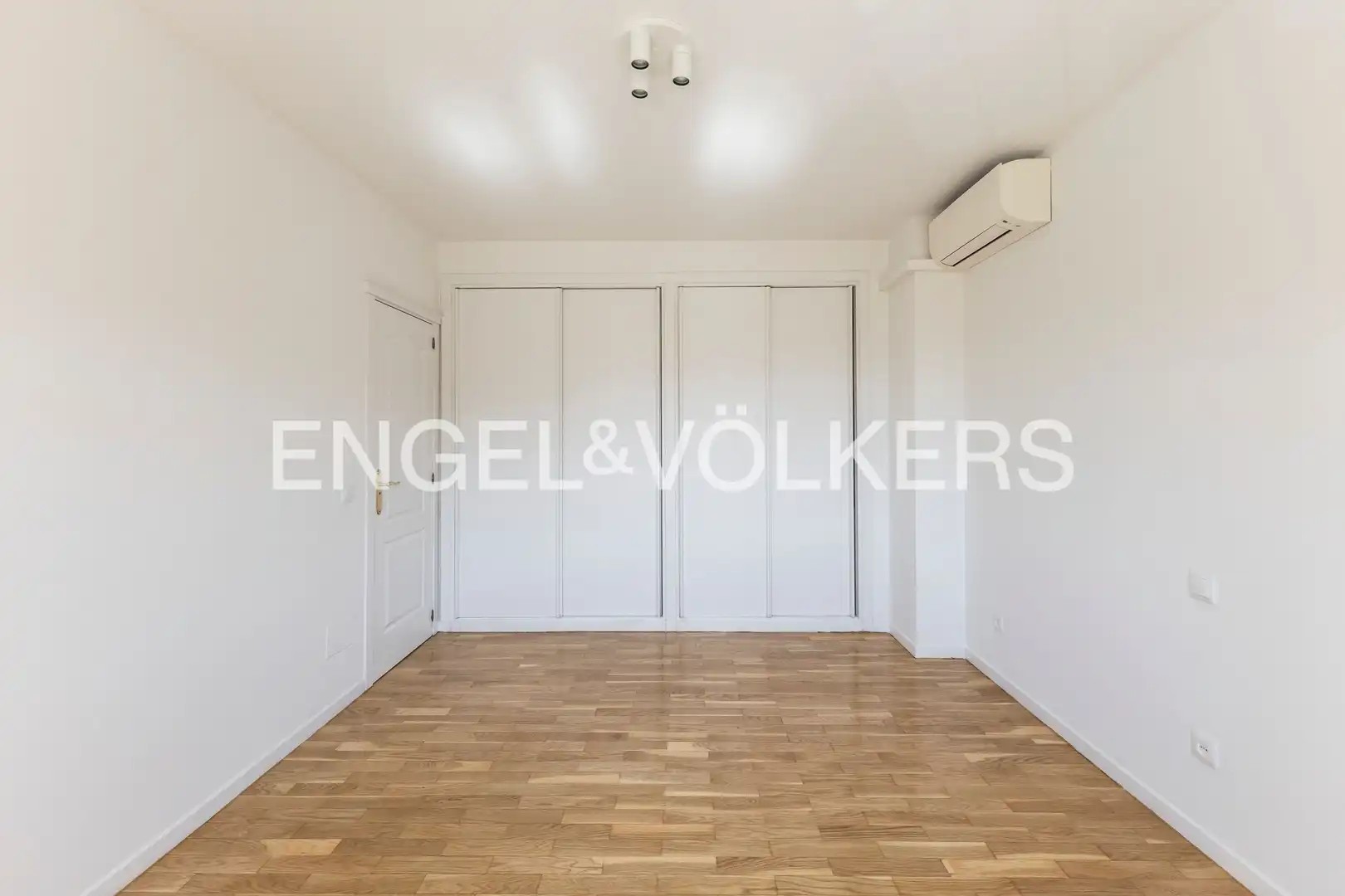 Habitación de Casa o chalet de alquiler en Madrid con Calefacción, Jardín privado y Terraza