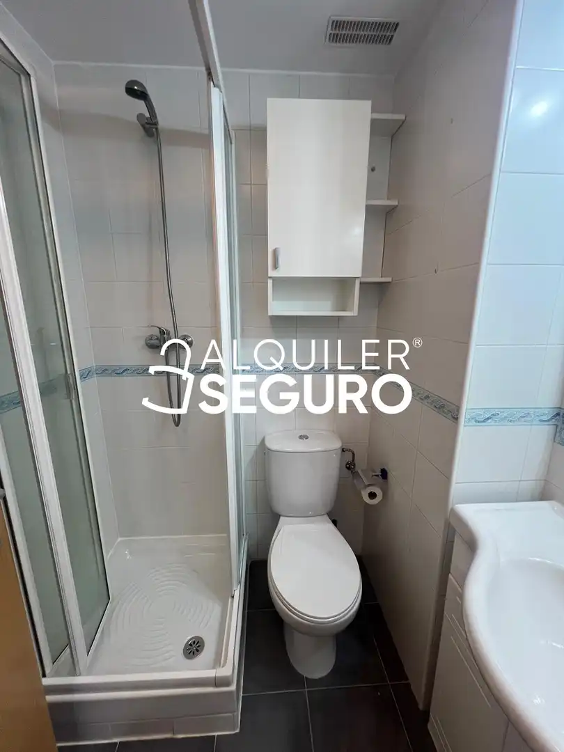 Badezimmer von Wohnung zur Miete in Madrid mit Klimaanlage, Heizung und Terrasse