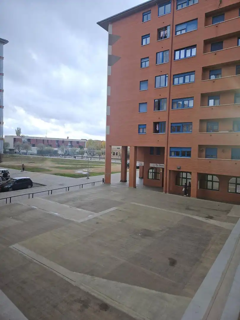 Vista exterior de Piso en venta en León Capital  con Calefacción, Trastero y Amueblado