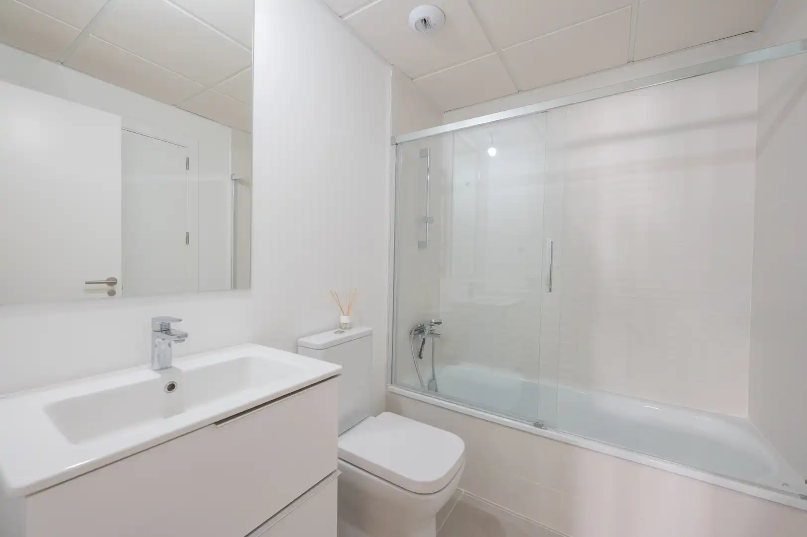 Bathroom of Ground floor for sale in Estepona  with Air Conditioner, Private garden and Terrace