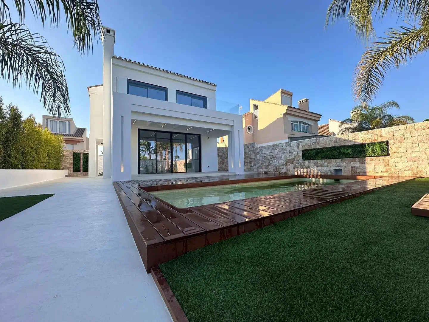 Vista exterior de Casa o xalet en venda en Estepona amb Aire condicionat, Calefacció i Jardí privat