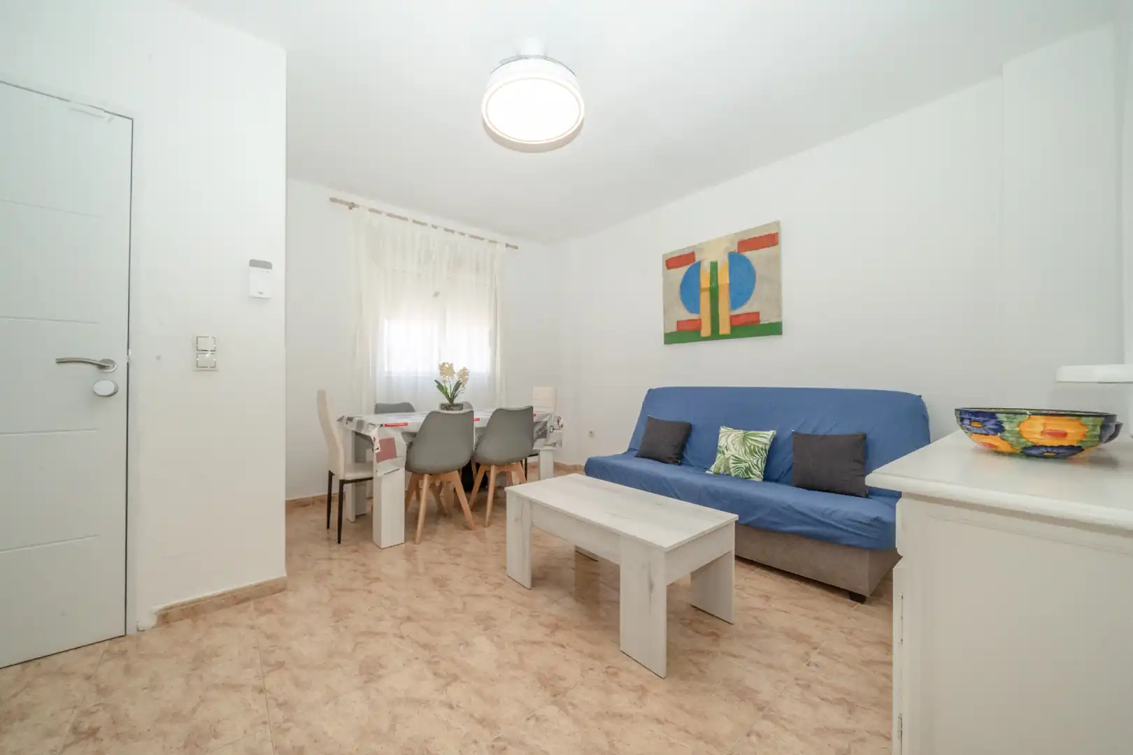 Sala de estar de Apartamento de alquiler en Torrevieja con Aire acondicionado, Terraza y Piscina