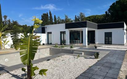 Vista exterior de Casa o xalet de lloguer en Chiclana de la Frontera amb Aire condicionat, Jardí privat i Terrassa