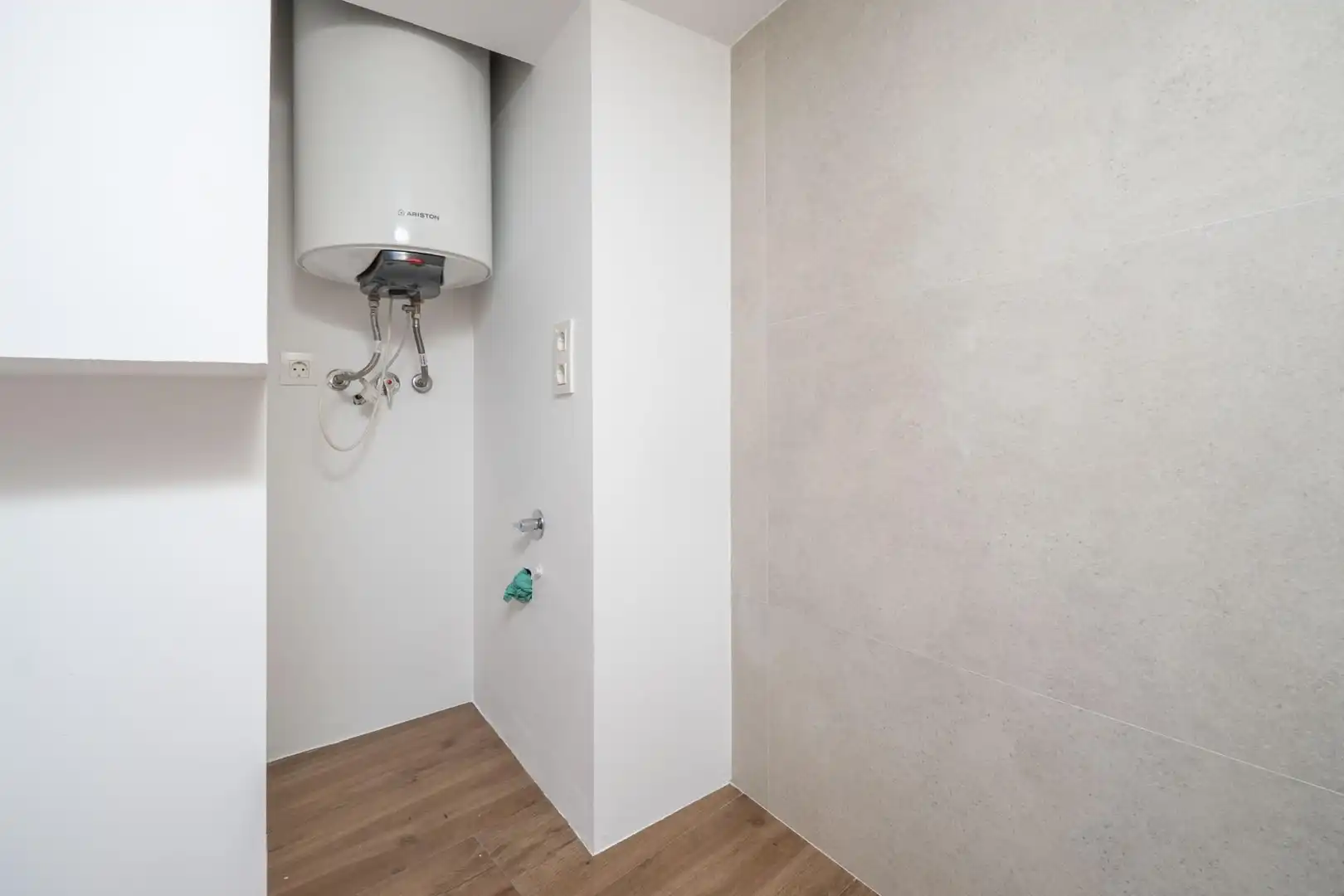 Bathroom of Flat for sale in Granada  with Air Conditioner and Heating