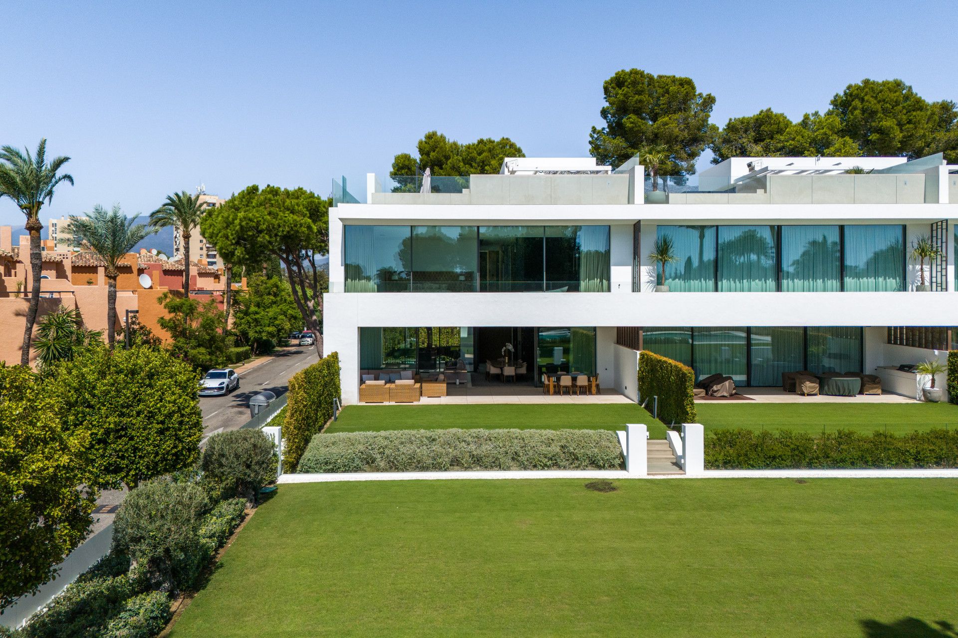 Vista exterior de Casa adosada en venda en Marbella amb Aire condicionat, Jardí privat i Terrassa