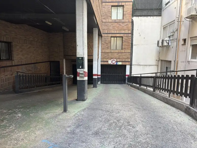 Parkplatz von Garage zur Miete in Zaragoza