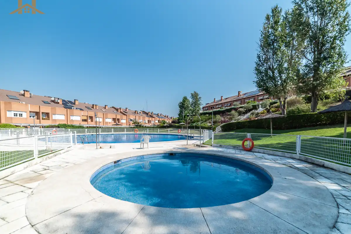 Piscina de Casa adosada en venta en Móstoles con Aire acondicionado, Calefacción y Jardín privado