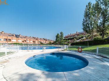 Reihenhaus mit Pool zum Verkauf in Travesía del Castaño 45